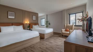 Deluxe driepersoonskamer | Woonruimte | Een 40-inch flatscreentelevisie met kabelzenders en televisie