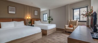 SAZI Resin Hotel - Free Nails/HairWash