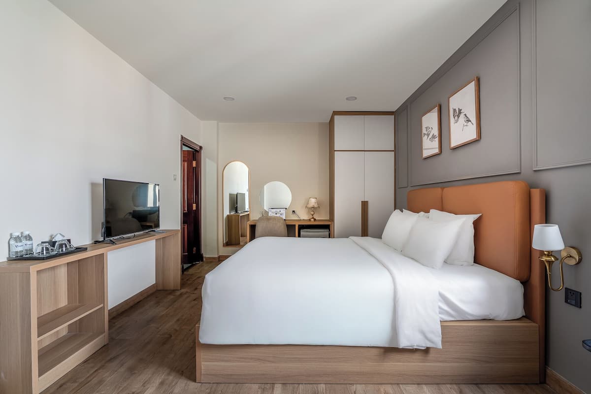 Superior Double Room | Living area | 40-inch flat-screen TV with cable channels, TV