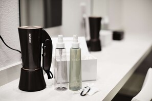 Chuveiro, produtos de toalete grátis, secador de cabelo, chinelos