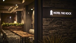 واجهة المنشأة - في المساء/الليل