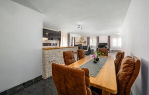 Dining - Beautiful home in Savicenta with sauna (Savicenta)