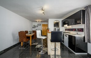 Fridge, microwave, stovetop, dishwasher - Beautiful home in Savicenta with sauna (Savicenta)