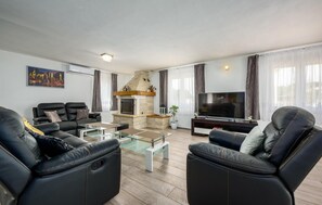 Smart TV, fireplace, stereo - Beautiful home in Savicenta with sauna (Savicenta)