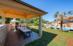 Outdoor dining - Beautiful home in Savicenta with sauna (Savicenta)