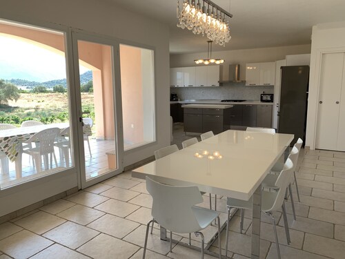 Wunderschöne moderne Villa-schöne Aussicht-5-10 min. zum Strand-WiFi-ideal für Familien