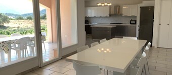 Gorgeous Modern Villa-beautiful views-5-10 min. to beach-wifi-great for families