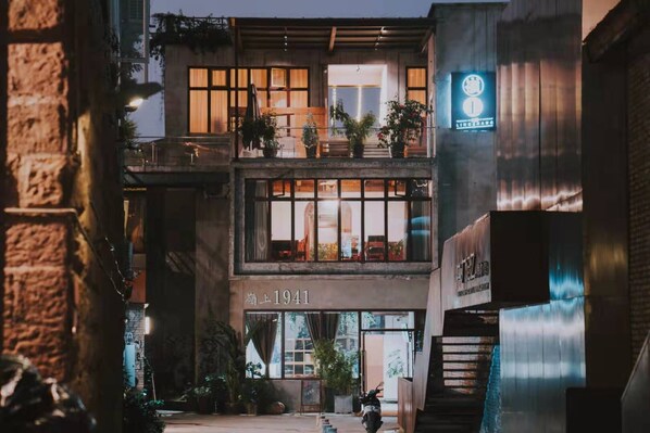 Voorkant accommodatie - avond/nacht