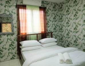 2 bedrooms, desk, iron/ironing board, WiFi
