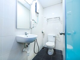 Habitación Deluxe con 2 camas individuales | Baño | Ducha y cabezal de ducha tipo lluvia