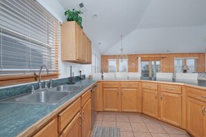 雪櫃、微波爐、焗爐、爐具