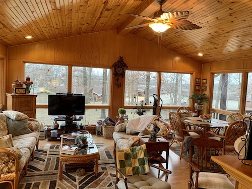 Home Sweet Home, Spacious Sunroom & Fun Deck!