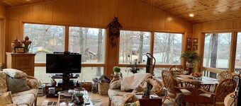 Home Sweet Home, Spacious Sunroom & Fun Deck!