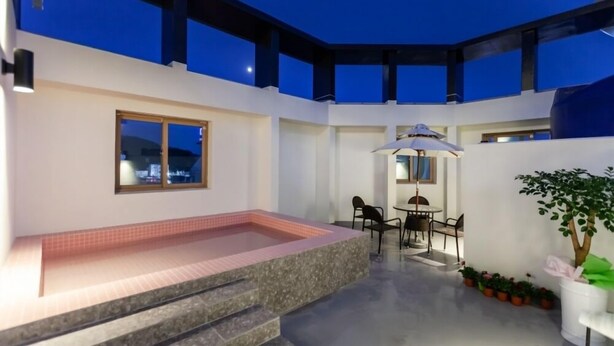 A rooftop terrace with a hot tub, outdoor seating, and potted plants. - YAJA Hotel Tongyeong Ferry Terminal Branch (Tongyeong)