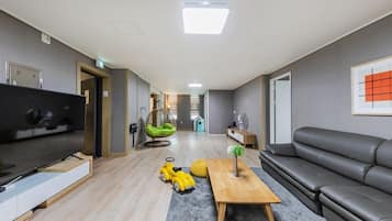 1 habitación, decoración personalizada y muebles diferentes