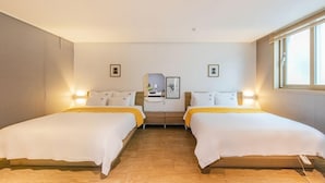 A hotel room with two single beds, a small desk, and a window. - YAJA Hotel Tongyeong Ferry Terminal Branch (Tongyeong)