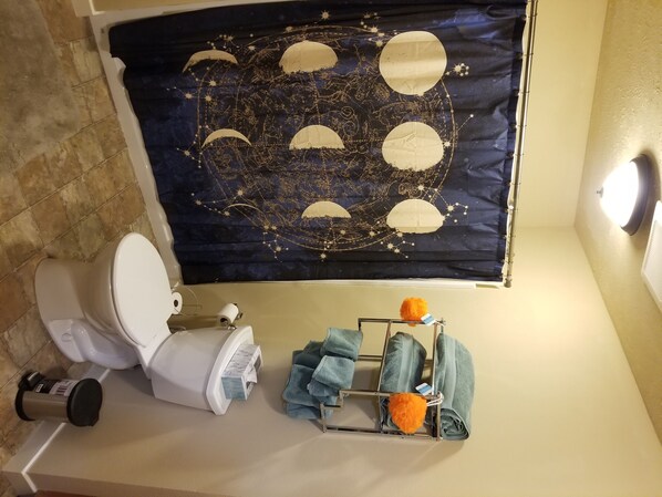 Ensemble baignoire-douche, séchoir à cheveux, serviettes fournies, savon