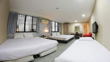 Family Studio Suite | Iron/ironing board, free WiFi, bed sheets