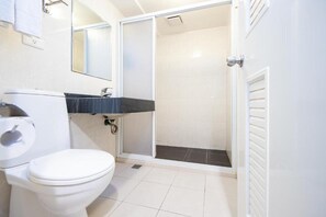 Shower, eco-friendly toiletries, hair dryer, slippers - Newhotel (Kaohsiung)