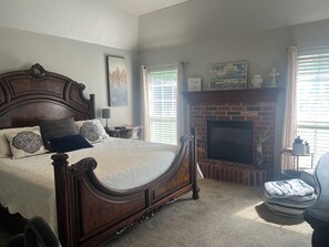 3 室のベッドルーム、デスク、アイロン / アイロン台、旅行用ベビーベッド