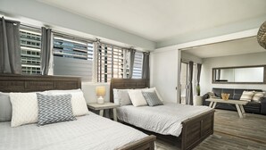 Une chambre avec deux lits, une table de chevet, une lampe et une vue sur l’extérieur.