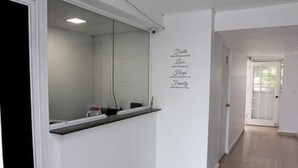 Un pasillo con una pared blanca que muestra una cita motivacional.
