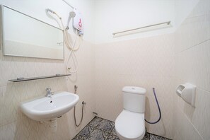 Suite Familiale | Salle de bain | Douche, articles de toilette gratuits, bidet, serviettes fournies