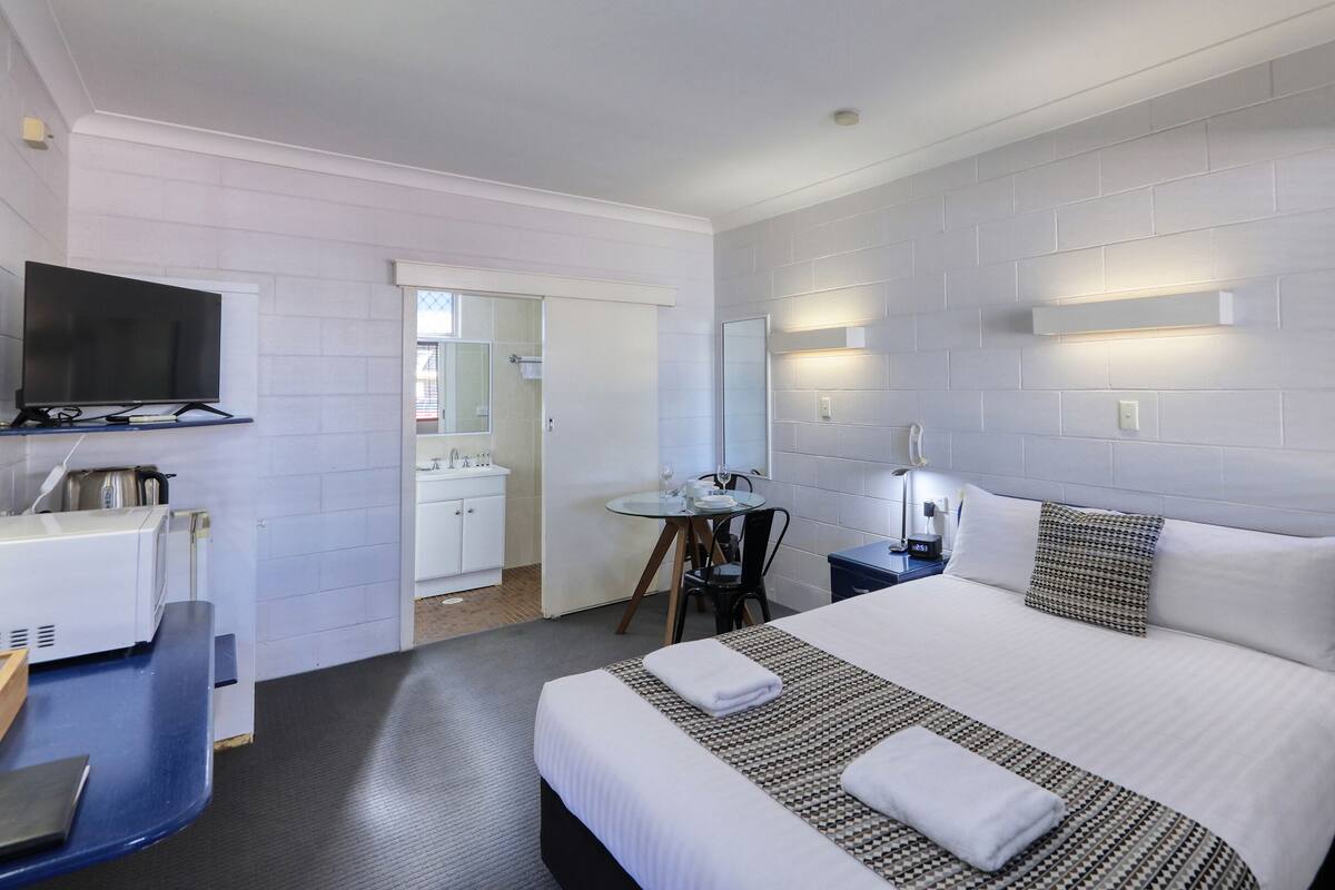 Habitación Deluxe, 1 cama Queen size | Tabla de planchar con plancha, wifi gratis y decoración personalizada 