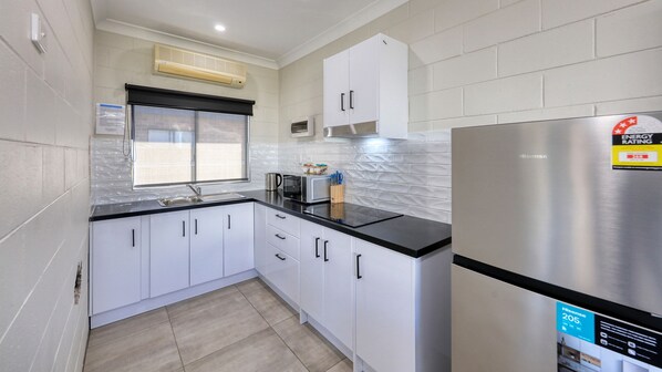 Stovetop, electric kettle, toaster, cookware/dishes/utensils - Castlereagh Lodge Motel (Coonamble)