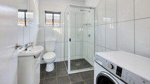 Douche, articles de toilette gratuits, serviettes fournies, savon