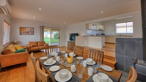 Deluxe House, 3 Bedrooms | Living area | Smart TV - Castlereagh Lodge Motel (Coonamble)