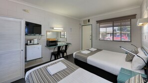 Deluxe Twin Room | Iron/ironing board, WiFi (free), individually decorated - Castlereagh Lodge Motel (Coonamble)