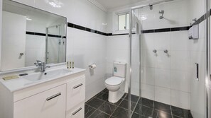 Deluxe Cottage, 4 Bedrooms | Bathroom | Shower, free toiletries, towels, soap - Castlereagh Lodge Motel (Coonamble)