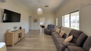 Cottage Deluxe, 4 camere da letto | Area soggiorno | Smart TV