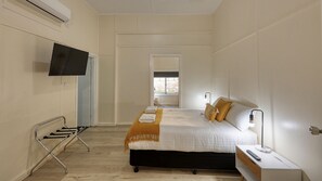 Deluxe Cottage, 4 Bedrooms | Individually decorated, individually furnished, iron/ironing board - Castlereagh Lodge Motel (Coonamble)