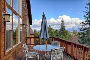 Outdoor dining - 5bd3ba, sleeps 10 Mountain View Hot Tub/Poker/Pool table, near Ski Resort (Truckee)