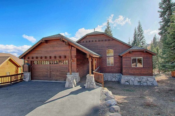 Exterior - 5bd3ba, sleeps 10 Mountain View Hot Tub/Poker/Pool table, near Ski Resort (Truckee)