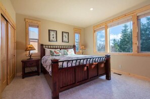 5 bedrooms, desk, iron/ironing board, free WiFi