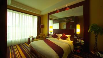 Executive Double Room | Pillowtop beds, in-room safe, desk, blackout drapes