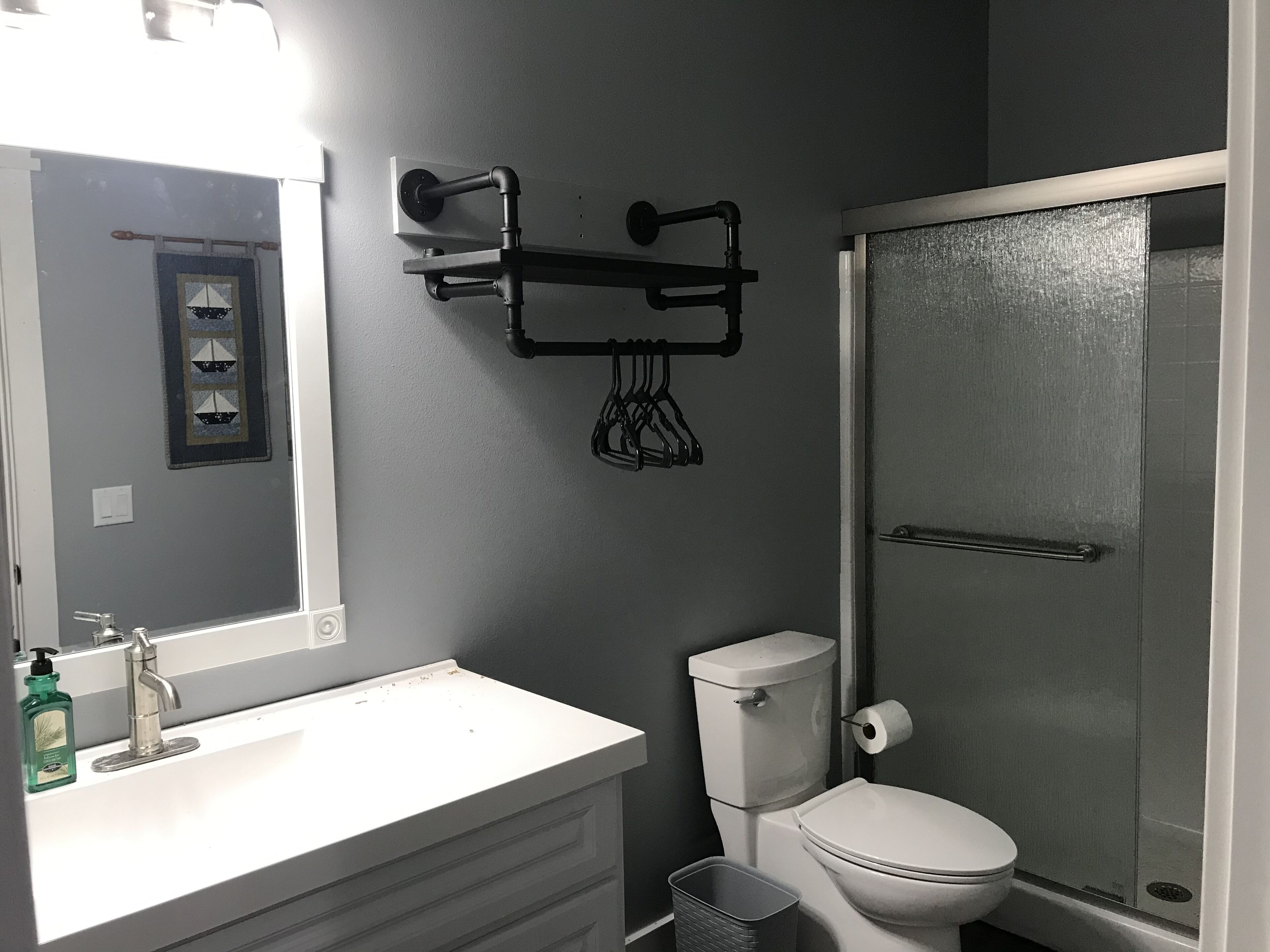 Douche, sèche-cheveux, serviettes fournies, savon