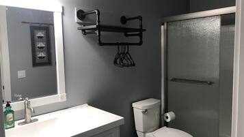 Douche, sĂšche-cheveux, serviettes fournies, savon