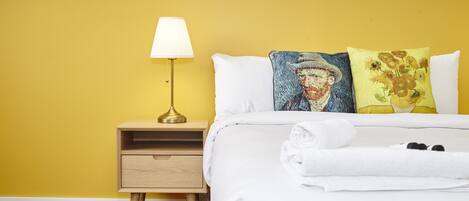 Habitación superior, 1 cama Queen size (Private Toilet) | Ropa de cama de alta calidad y cortinas blackout