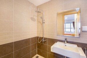 Standard-Apartment | Badezimmer | Dusche, Haartrockner, Hausschuhe, Handtücher