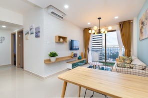 Standard-Apartment | Wohnbereich | 40-Zoll-Flachbildfernseher mit Kabelempfang, Fernseher