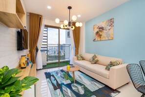 스탠다드 아파트 | 거실 공간 | 케이블 채널 시청이 가능한 40인치 평면 TV, TV