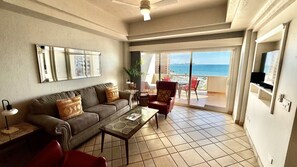 TV, DVD player - Las Palmas Resort at Sandy Beach: Condo Grande 602 (Puerto Peñasco)