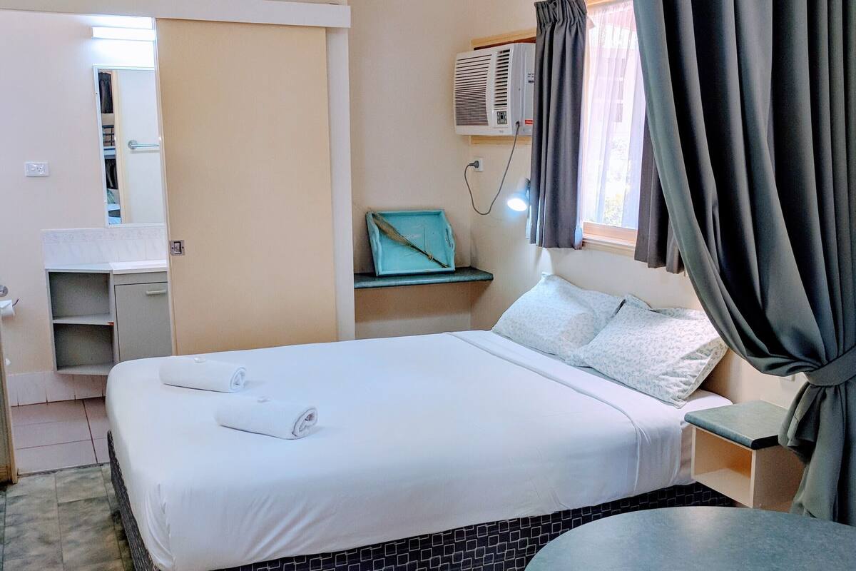 Cortinas blackout, tabla de planchar con plancha y wifi gratis 