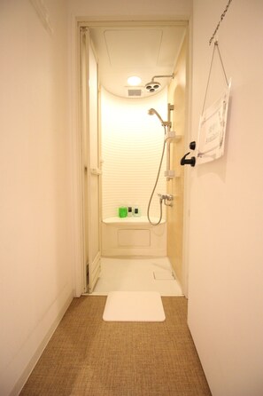 Hydromassage showerhead, hair dryer, slippers, electronic bidet - The Next Door - Hostel (Kyoto)