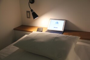 Desk, blackout curtains, iron/ironing board, free WiFi - The Next Door - Hostel (Kyoto)
