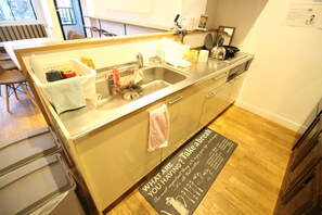 Geladeira, micro-ondas, cooktop, torradeira